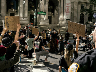 Se puede afirmar con seguridad que luchar por los derechos humanos es combatir la impotencia excesiva de los que no tienen nada mediante la creación de un movimiento que ayude a construir redes de acción comprometidas
