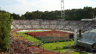 Estádio Nacional do Jamor durante o evento "A mais bela bandeira do mundo" - promoção da participação portuguesa no Mundial de Futebol 2006. No que diz respeito à Liga Portuguesa, uma alteração importante seria a mudança de horários dos jogos. Atualmente, muitos jogos ocorrem à noite, dificultando a ida das famílias aos estádios. Realizar os jogos ao fim de semana, durante a tarde, tornaria os estádios mais acessíveis para um público mais amplo, promovendo um ambiente familiar e inclusivo. Além disso, ao realizar os jogos nesse horário, as cidades vizinhas aos estádios poderiam beneficiar do aumento do turismo e da movimentação social, promovendo o futebol como uma atividade divertida para todas as idades