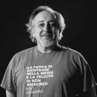 Massimo Verdastro indossa una maglietta del Sicilia Queer filmfest, con una frase di Nino Gennaro © Gianluca Benedetti