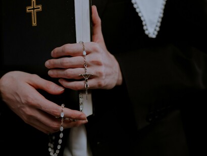 A estrutura social baiana era profundamente estratificada e tensionada. No topo, uma elite branca e abastada, formada por grandes senhores de engenho e comerciantes, muitos dos quais nascidos no Brasil (os “brasileiros”) e que começavam a nutrir ressentimentos contra os privilégios dos comerciantes portugueses (os “reinóis”). Abaixo, uma vasta população de africanos escravizados, base da economia açucareira, e uma camada intermediária de pessoas livres pobres, mulatos e libertos