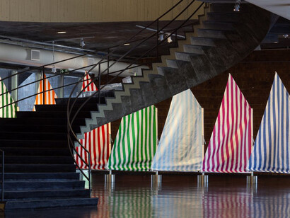 Daniel Buren, Voile/Toile – Toile/Voile (Vela/Tela – Tela/Vela), vista da exposição. Cortesia do Museu de Arte Moderna do Rio de Janeiro