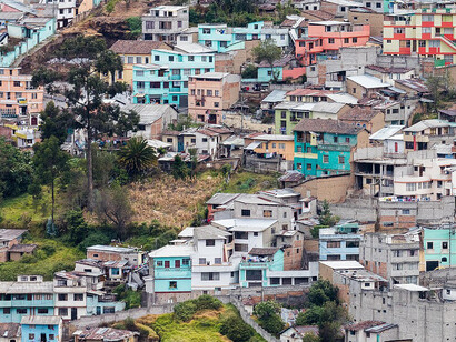 El Panecillo, nombre original Yavirac, es un cerro de origen volcánico de 200 metros de altura, con suelo de loess, ubicado entre el sur y el centro de Quito. Su cima se encuentra a 3016 metros sobre el nivel del mar. En su cima había un templo donde los indígenas veneraban al sol hasta que fue destruido por los conquistadores españoles. Vista de Quito desde Yavirac. Ecuador