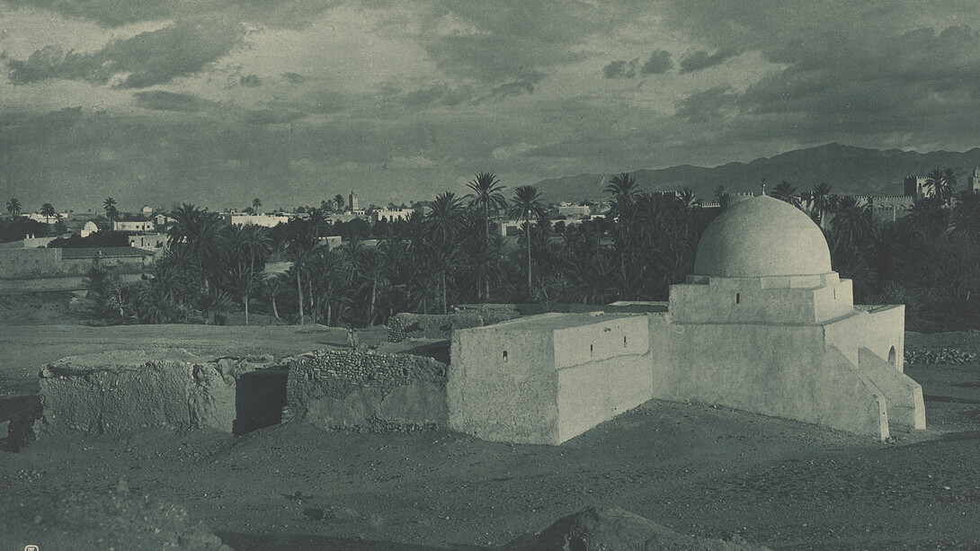 Lehnert & Landrock, Sans titre, identifié comme « Tombeau d'un marabout dans un oasis de Gafsa », 1904-1914. Avec l'aimable autorisation de Photo Elysée