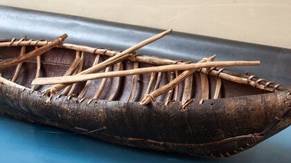 Chile, canoa de los indígenas kaweaquar o alakalufes, modelo en los Museos Vaticanos, Roma, Italia