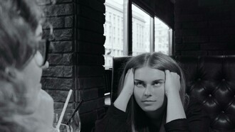 Alguém numa viagem especial dispara “Sonhando alto!”. Poderia descrever o que te impressionou no local, a paisagem, as pessoas, a cultura, um detalhe específico do lugar, uma planta, um edifício, uma história, o porquê de estar se sentindo feliz naquele local, mas prefere “sintetizar” no “Sonhando alto”. Seria realmente a melhor expressão? A pessoa teve dinheiro ou utilizou o seu crédito para realizar aquela viagem. Está desfrutando o que é possível desfrutar, por que seria “sonhar alto”? Sonhar alto não seria ganhar na Mega Sena? Namorar a Gisele Bündchen ou o Brad Pitt? Ou qualquer outra coisa bem difícil (quase impossível) de materializar? Para que banalizar o “sonhando alto”?