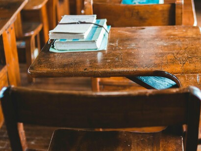 São atas de reuniões de conselho de turma que exigem pormenores literários, relatórios de autoavaliação, grelhas de monitorização de competências. Este trabalho invisível, que consome as chamadas "horas não letivas" — e que transborda invariavelmente para o tempo pessoal, para as noites e para os fins de semana, retira ao professor a energia mental necessária para o que realmente importa: a preparação de aulas estimulantes e a inovação pedagógica