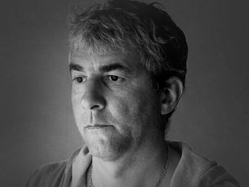 Alain Guiraudie. No cinema de Guiraudie, as histórias coexistem como se impressas nas páginas de um livro ao mesmo tempo sagrado e profano. Aproveitando as belíssimas locações rurais do interior da França, onde sempre viveu, o autor elabora um mundo em que pessoas vagam erroneamente entre casas, bares, vilas, estradas, cidades, e no qual, a qualquer momento, podem interromper esses deslocamentos para transar umas com as outras ou esfaquear quem está ao seu lado, dependendo de qual for seu desejo ou de como lidam com ele