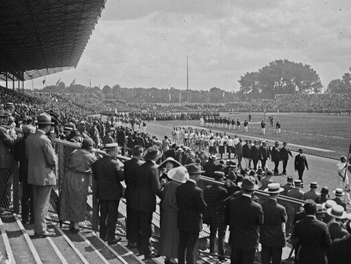 Francia pudo reivindicarse ante el mundo, gracias a la poderosa influencia del barón Pierre De Coubertin, quién luchó por repetir la cede para que se olvidaran los problemas de organización que habían tenido en 1900.  Ceremonia inaugural Juegos Olímpicos de Verano, 1924, Paris, Francia