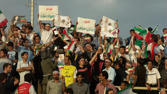 "Moin derechos humanos"- Moin: saludo habitual en el norte de Alemania, Frisia Oriental y el sur de Jutlandia, que se utiliza a cualquier hora del día. Proveniente del bajo alemán/frisón «moien», que significa «bueno», es una forma amistosa, eficaz y versátil de saludar. Los iraníes se reúnen en la Plaza de la Revolución de Teherán el 24 de junio de 2025 para celebrar el alto el fuego..., Irán