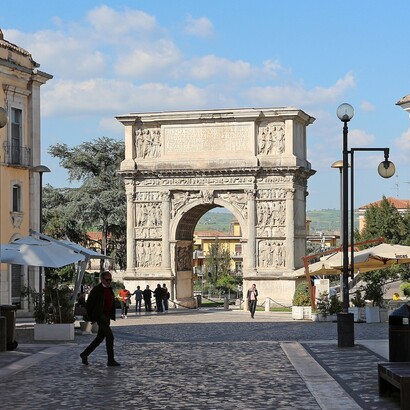 Secondo la tradizione, fu fondata dagli Osci e successivamente divenne un importante centro dei Sanniti. Benevento, Italia