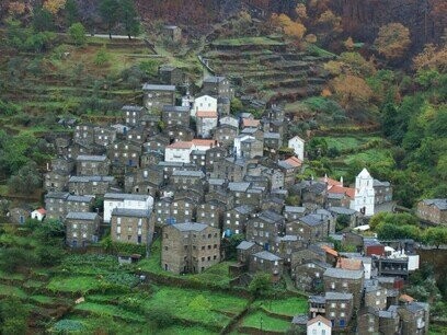 Uma noite, ao voltar do café, encontrou a porta aberta. O cão deitado no degrau, mudo. Dentro de casa, o cheiro da sopa fria. A cadeira vazia junto à janela. Chamou-a uma, duas vezes, o nome a ecoar como pedra num poço. Saiu para a rua. Procurou-a nos caminhos que davam ao rio, entre os sobreiros, na vereda de terra batida. Nada. Nenhum vestígio