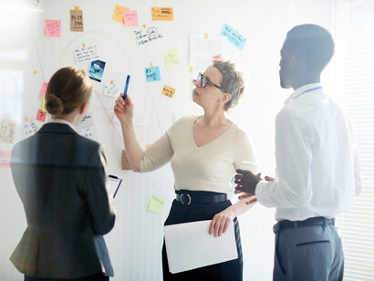 Ici, l’équipe cartographie les facteurs – PIB, taux de chômage, réglementation – première étape pour mesurer l’assurabilité