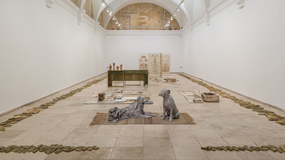 Chiara Camoni, Erguidas, yacentes, vista de exhibición. Cortesía del Museo Patio Herreriano