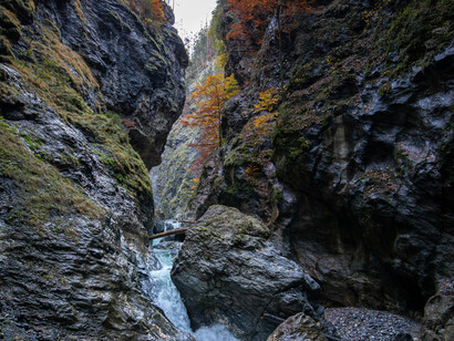 Les puissances latentes de la nature : des propriétés inactives qui attendent de se manifester, illustrant le rôle des dispositions dans la stabilité et l’ouverture de l’univers