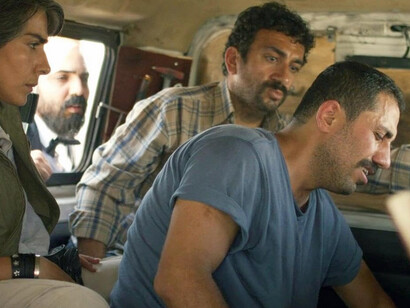 Vahid Mobasseri, Majid Panahi, Mariam Afshari, Mohamad Ali Elyasmehr, Hadis Pakbaten in una scena del film “Un semplice incidente”, diretto da Jafar Panahi