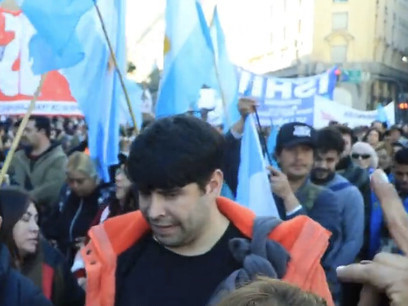 Una categoría teórica válida para analizar el uso indebido de herramientas jurídicas con fines políticos, hoy se ha transformado, en muchos casos, en un reflejo automático de autodefensa. Movilización contra el lawfare tras la condena a Cristina Kirchner. Plaza de mayo, 19 de junio 2025, Buenos Aires , Argentina