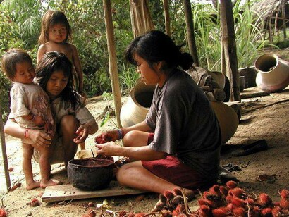 Indios lungo uno dei villaggi sulle sponde del rio delle Amazzoni