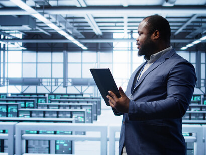 Éduquer en sculptant l’avenir : chaque geste d’apprentissage prépare un Mali maître de son destin, fidèle à sa vision Mali Kura