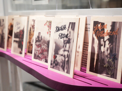 Eingestickt. Zur erinnerung an 67 menschen, die 1940 in Hartheim ermordet wurden, ausstellungsansicht. Mit freundlicher genehmigung des Hauses der Österreichischen Geschichte