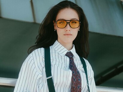 Experimentar coisas novas também é fundamental. Pode ser um hobby, uma nova profissão, um curso, ou até mesmo voluntariado — situações onde temos a chance de perceber onde nosso entusiasmo, dedicação e naturalidade aparecem sem esforço. Observar o que os outros reconhecem em você, os elogios e os pedidos de ajuda, pode ser outro indicador dos seus dons, mas não faça do olhar dos outros a sua verdade. Cheque por você