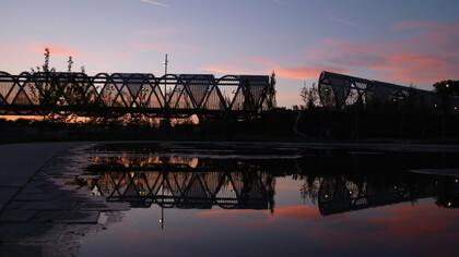 Puesta de sol junto al Puente de Arganzuela de Madrid, España