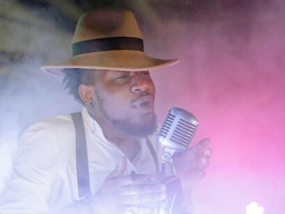 Cantor se apresenta para seu público. O grupo TP50 constituiu-se no início de 2007 pela união de músicos amadores e profissionais de Moçambique que partilham um interesse comum pela Bossa Nova