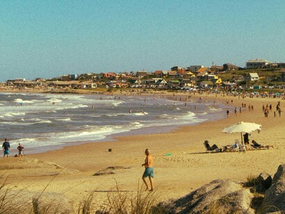 Punta Del Diablo, Uruguai. Este mesmo litoral também é salpicado por belos rústicos casarios, que em sua grande maioria são todos brancos, o que garante um relativo frescor em seu interior; também é possível avistar surfistas, especialmente no inverno, em Playa Brava, dona de ondas enormes e onde o visitante pode pedir a bênção a uma mão gigante que brota da areia, numa espécie de olá aos transeuntes