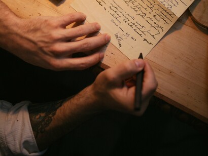 Olá, Celso, tudo bem? Acho que sim, neste exato momento você está brincando no quintal de sua casa em Volta Redonda, seu pai está trabalhando, talvez fazendo um serão para poder comprar aquele brinquedo que você pediu de aniversário, sim ele está chegando e outra vez sua mãe vai fazer aquele bolo delicioso de amendoim que você adora e sua comida predileta, lasanha, vai ser legal!