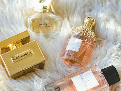 Frascos de perfume. A essência era escudo contra a morte e contra a decadência — um gesto de negação da animalidade. Já nos séculos XVIII e XIX, com a emergência do sujeito urbano e individualizado, o perfume passou a performar o eu. Tornou-se extensão da personalidade, instrumento de diferenciação subjetiva: o cheiro passou a dizer quem se é — ou, sobretudo, quem se quer parecer ser