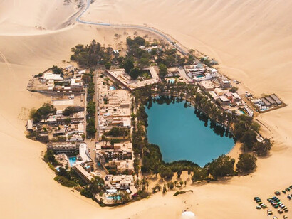 Al anochecer, la laguna se tiñe de colores cálidos y se convierte en un refugio tranquilo para descansar bajo las estrellas