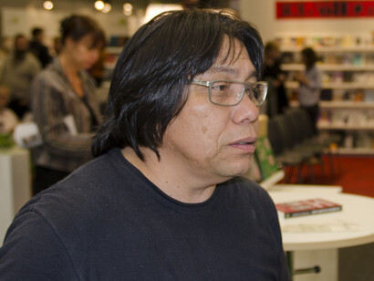 Escritor e ativista brasileiro, Daniel Munduruku luta pela valorização e preservação das culturas indígenas, trazendo suas histórias e vivências ao centro do debate social e educacional