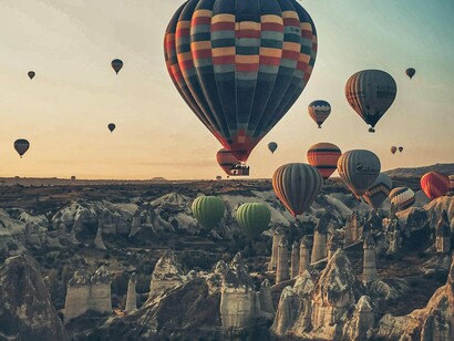 Na Sardenha, esculpidas em rochas entre o Paleolítico e a Idade do Bronze, cristalizam milénios de enigmas e lendas: são as “Domus de Janas” ou “Case delle Fate”, mais de 300. Na verdade, são expressão do culto funerário de comunidades de há 5 mil anos