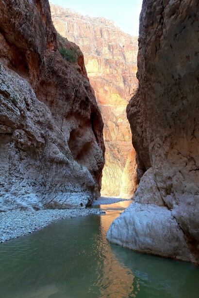 Queste montagne custodiscono sentieri antichi e piccole oasi nascoste, testimoni silenziose della vita e delle tradizioni locali. Montagne della città di M'Chounech a Biskra Algeria. Foto di Omar Karim Chehaba