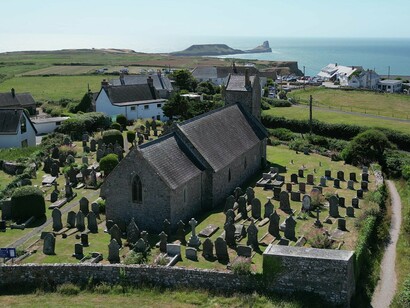 Igreja na Península de Gower, País de Gales. Para os amantes de castelos, Gales ou Wales (como é nomeado em inglês) é um prato cheio. São mais de 640 espalhados por uma área de pouco mais de 20 mil km2. Ou seja, história é algo efervescente no país
