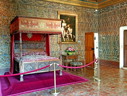 Quarto de Catherine de Médici. À direita vê-se a pintura "A Educação de Cupido" (ou "A Escola de Amor") do artista renascentista italiano Correggio