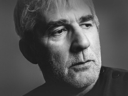 Alain Guiraudie. Os filmes de Guiraudie são como cartas envenenadas endereçadas à moral burguesa. E, para colocar em prática esse gesto transgressor, é fundamental que o cineasta — também romancista — construa com impressionante controle o universo habitado por suas personagens.