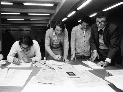 The composition of the newspaper. In the editorial office, graphic designers Franco Bevilacqua and Giorgio Forattini sketch the new newspaper on the first drafts, under the watchful eye of Gianluigi Melega and Andrea Barbato. Courtesy of Mattatoio di Testaccio