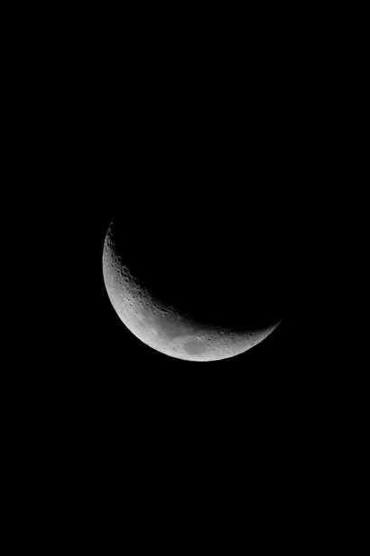 La luce della sua torcia risplende nella notte lunare, simbolo di guida e intuizione nei momenti di oscurità