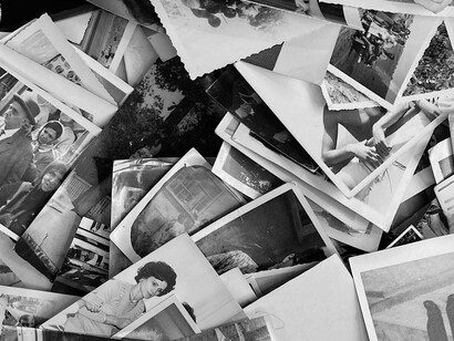 A filha tinha um bom emprego que lhe consumia o tempo todo. As visitas eram raras e, tirando uns copitos com os velhos — como ele, que ainda resistiam na aldeia —, pouco mais havia para fazer do que contemplar um bom dia de sol, fazer festas ao cão e cuidar da mulher