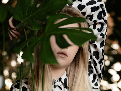 As padronagens também podem servir como símbolo de pertença ou resistência. Estampas africanas, indígenas ou asiáticas carregam códigos culturais importantes, sendo muitas vezes resgatadas em contextos de afirmação identitária. Há, portanto, uma força simbólica inscrita nas escolhas que fazemos ao vestir