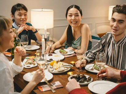 Em Vitoria-Gasteiz, perto do Parque del Norte, pequenos círculos caminham depois do jantar, sem destino claro. Não é passeio nem encerramento, isso é continuidade. Em Donostia, longe da orla mais visível, atravessa-se Gros em direção às ruas internas. A noite não pede registro nem contemplação. Ela acolhe quem permanece