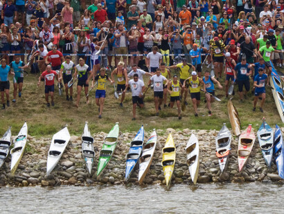 Antes de remar, los participantes esperan ante un semáforo fluvial que marca el arranque simultáneo de las embarcaciones.
Descenso Del Sella, 79 Edición, 2015, Arriondas, Asturias, España