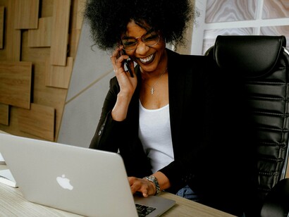 Empreendedora trabalhando. Inovar nem sempre está relacionado a algo novo; às vezes é uma simples forma de fazer a mesma coisa, mas de uma forma diferente ou de vendê-la de uma maneira mais criativa