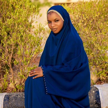 Donna con il khimār