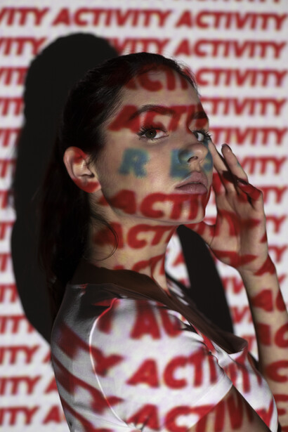 Gobernar según la lógica del feed convierte los problemas estructurales en consignas descartables, tan efímeras como el interés que las vuelve virales