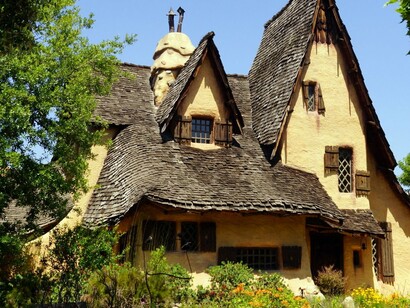 Spadena House, em Beverly Hills, a "Witch House", projetada por Harry Oliver, um diretor de arte de Hollywood; The Hobbit Houses of Los Angeles de Culver City, na Califórnia, projetada por Lawrence Joseph, um ex-artista dos estúdios Disney