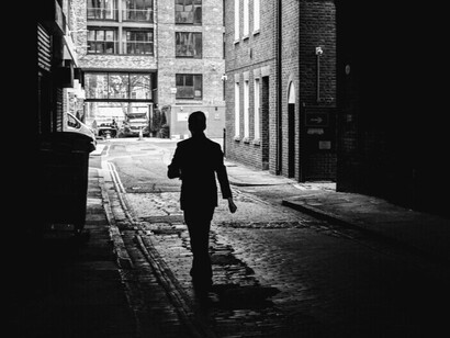 Un personnage solitaire déambule dans les rues de Marseille, comme un héros de polar, prêt à affronter la noirceur qui se cache sous les pavés de la ville