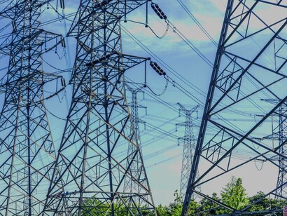 Molteplici linee elettriche ad alta tensione e tralicci, che mostra l'immensa scala della rete elettrica