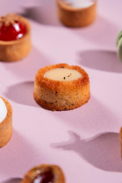 Sus creaciones combinan historia, sabor y estética, tres dimensiones que se equilibran para dar vida a cada postre