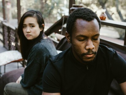 Ele sabia, sem dúvida alguma, que ela o amava, ou pelo menos se entregava a ele de uma forma que permitia essa certeza. Porém, também afirmava com pesar que ela sonhava com a presença dele enquanto adormecia em outra cama